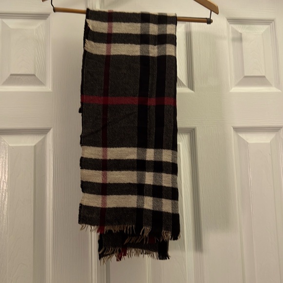Burberry Signature Check Print Wool Scarf - Reversible - Picture 3 of 6